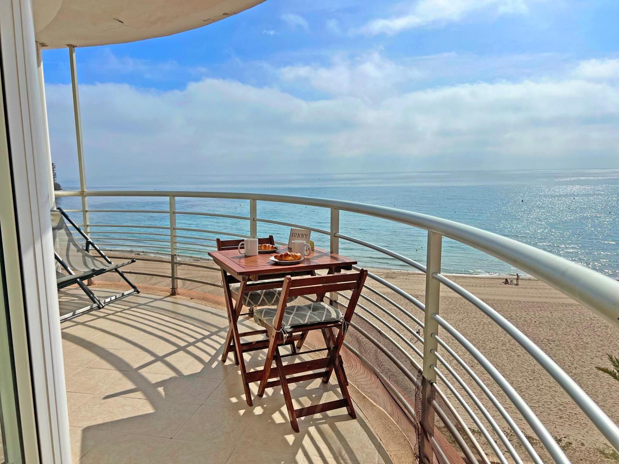 Atico Frente Al Mar 2 Terrazas Barbacoa Y Parking Sujeto A Disponibilidad Apartment El Campello Luaran gambar